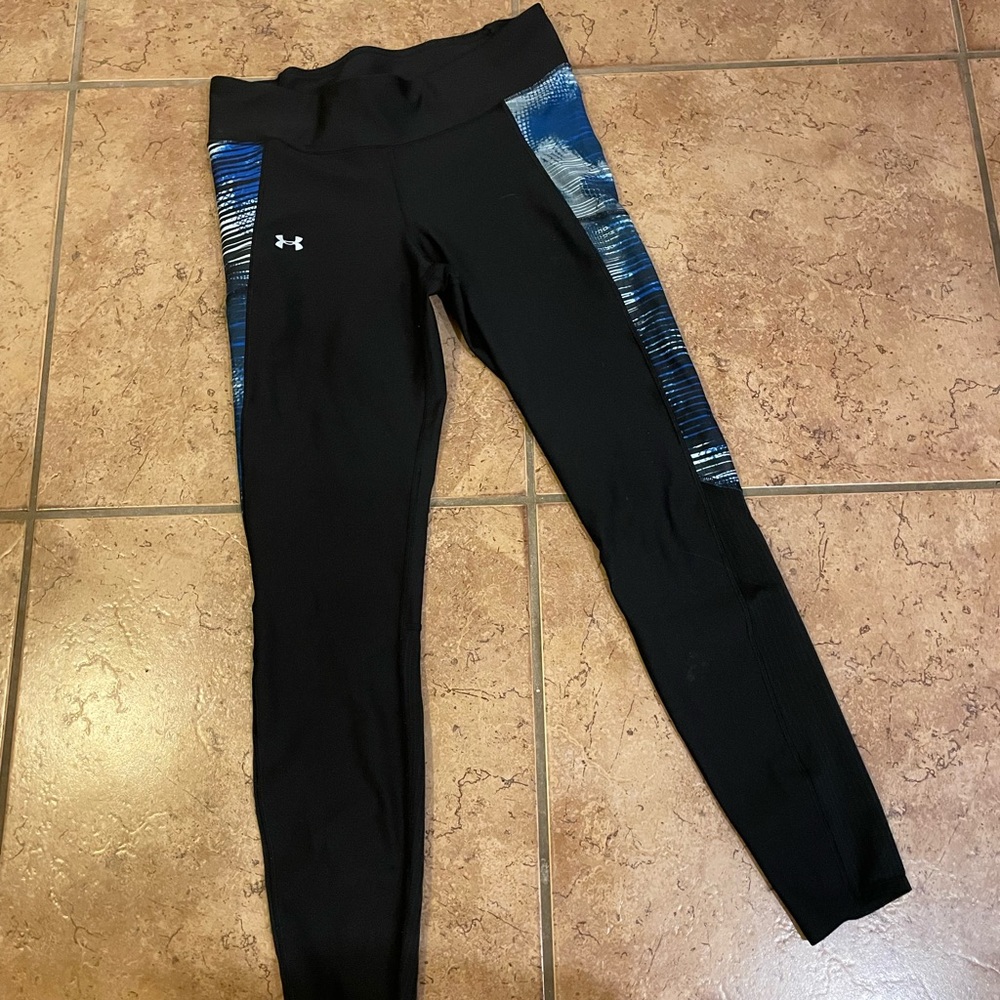 Under Armour black & blue ankle-length leggings.